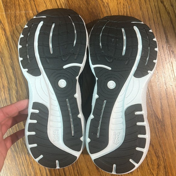 Brooks women’s shoes new without tags - Picture 3 of 6